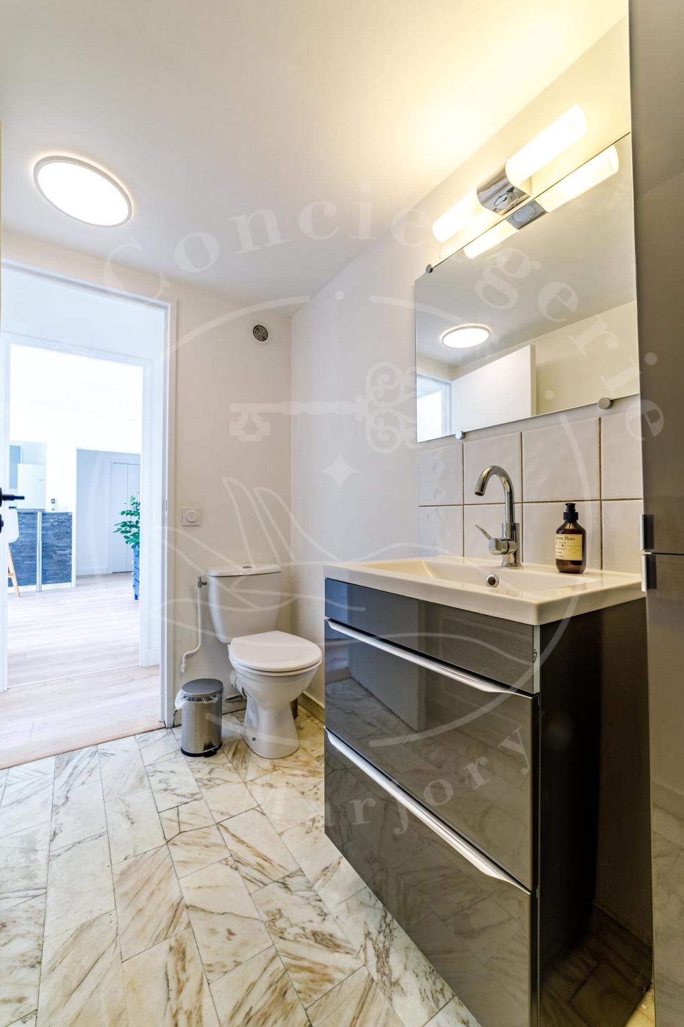 Haute - T2 Cosy Avec Clim & Balcon * Toulon